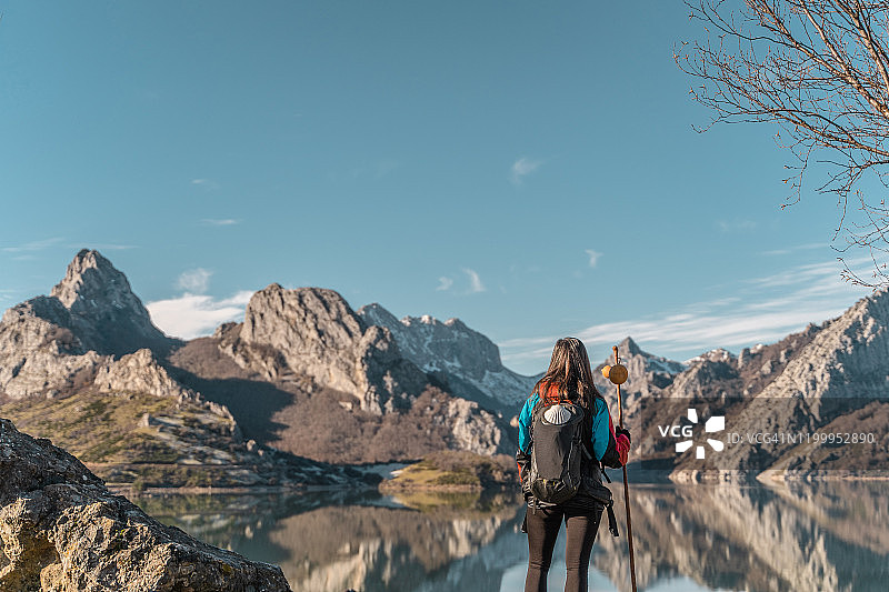 朝圣者在前往圣地亚哥的Vadiniense路线上欣赏风景图片素材