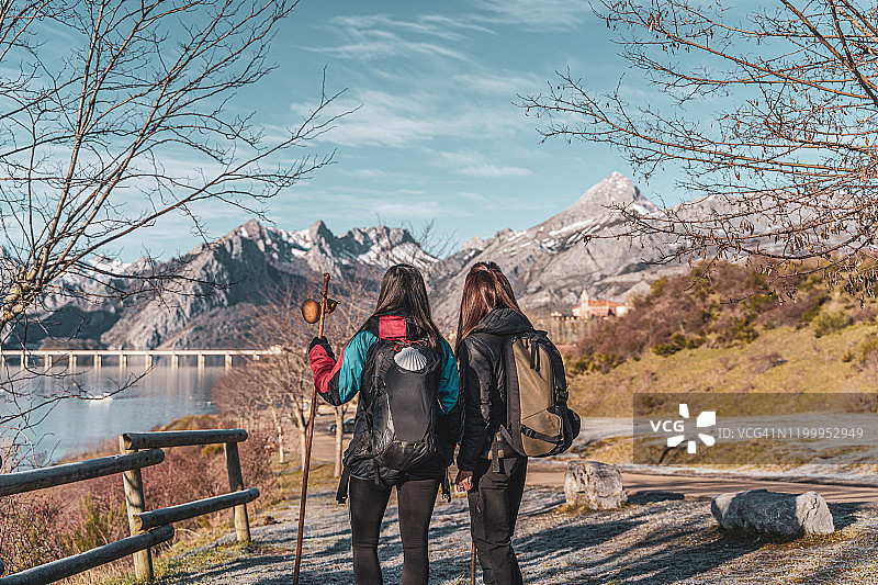 两位女朝圣者观赏风景图片素材