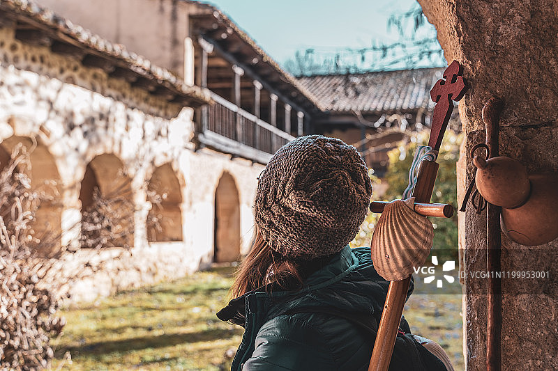 前往圣地亚哥-德孔波斯特拉朝圣的女人图片素材