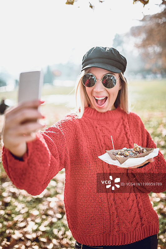 美女和她最喜欢的甜点图片素材