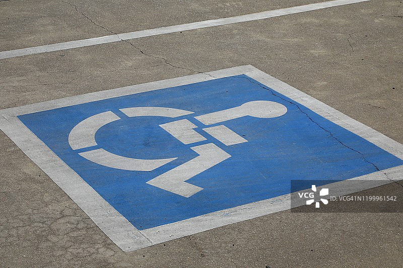 残疾人专用停车位上的国际通用标志图片素材