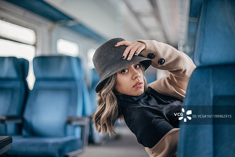 火车上的时尚年轻女人图片素材