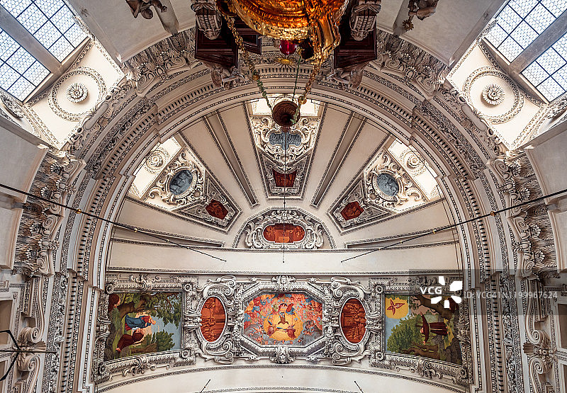 萨尔茨堡大教堂宏伟的内部：巨型穹顶与精美绘画图片素材