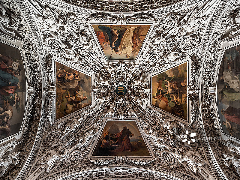 萨尔茨堡大教堂宏伟的内部：巨型穹顶与精美绘画图片素材