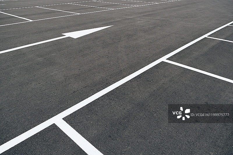 空旷停车场的俯视角度照片图片素材