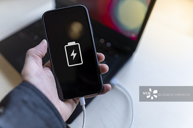 笔记本电脑和智能手机共享充电图片素材