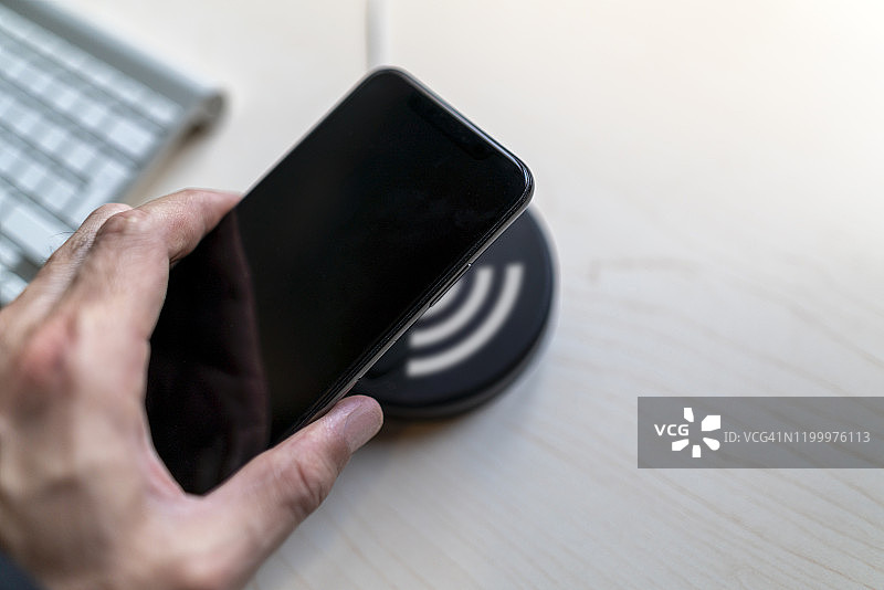 无线设备给手机充电图片素材