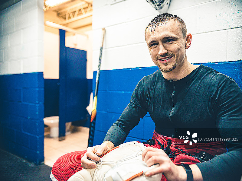 训练后的职业冰球守门员图片素材