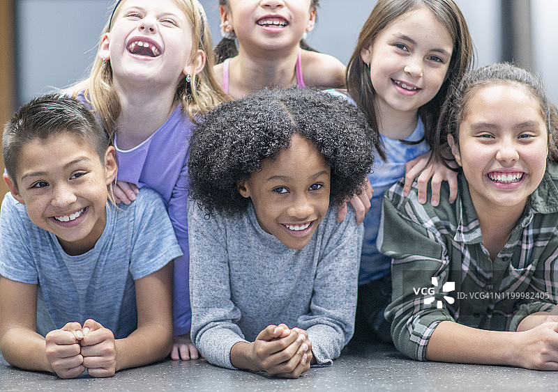 小学生叠人塔照片图片素材