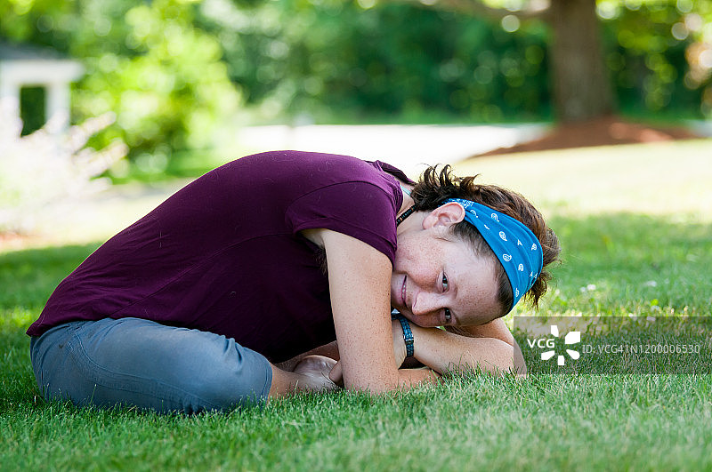 坐在草地上的红发人图片素材