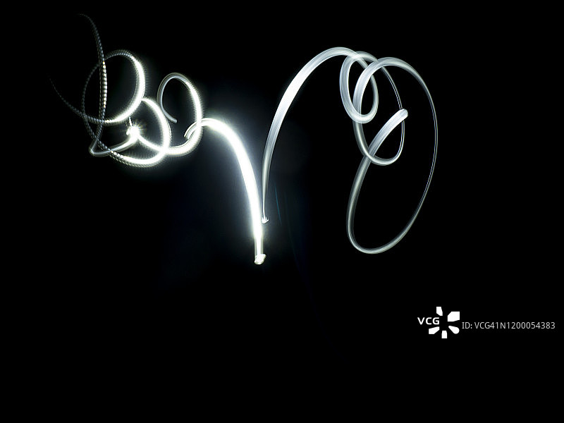 夜晚优雅曲线的光艺术装置图片素材