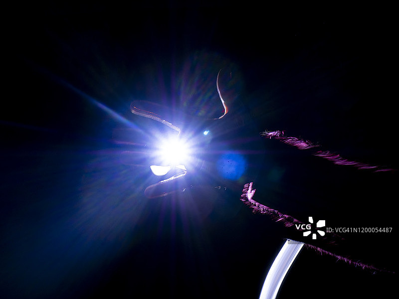 夜晚光线下张开的手掌图片素材