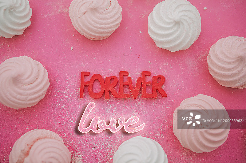 红色塑料字母拼写的“永恒的爱”图片素材