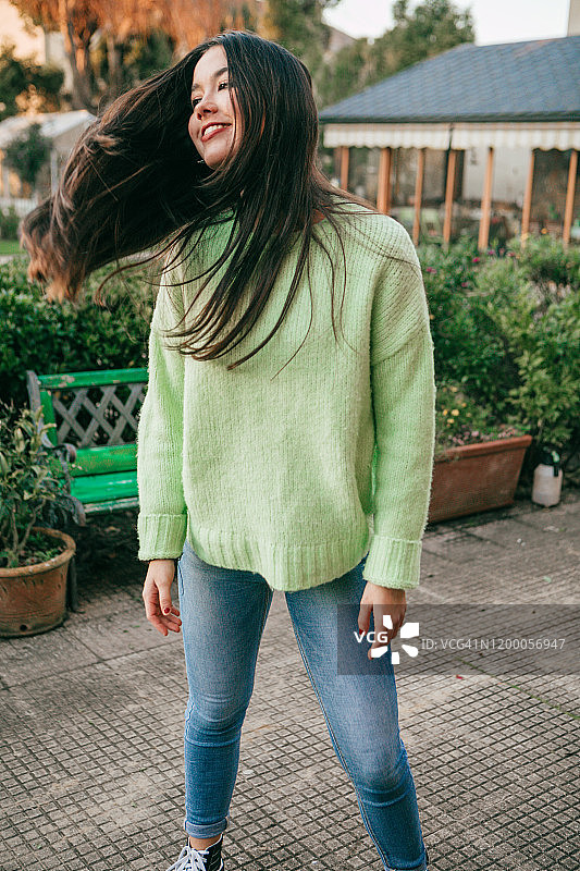 快乐的青少年女孩在户外跳舞图片素材