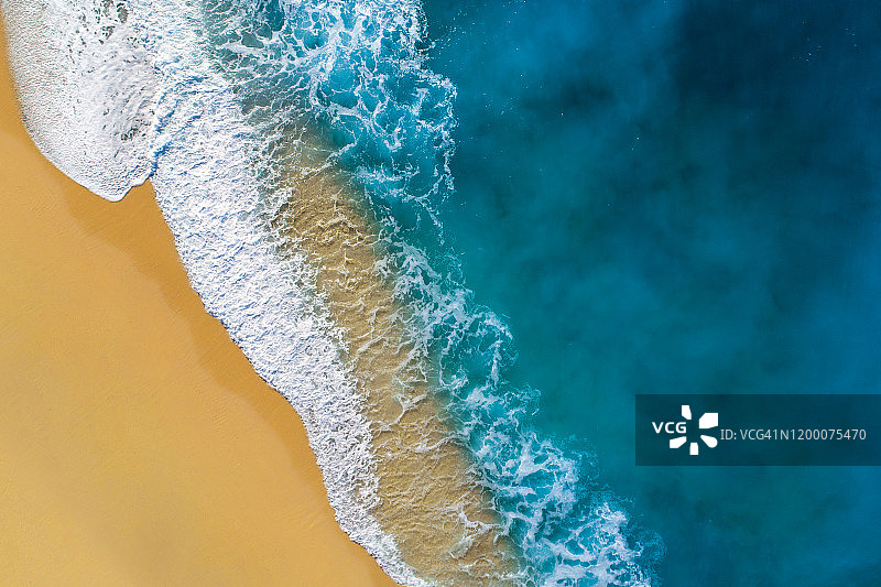 清澈碧绿的海浪航拍视角图片素材