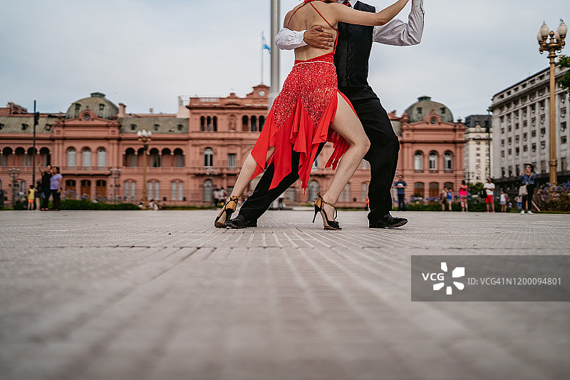 在城镇广场跳探戈的拉丁情侣图片素材