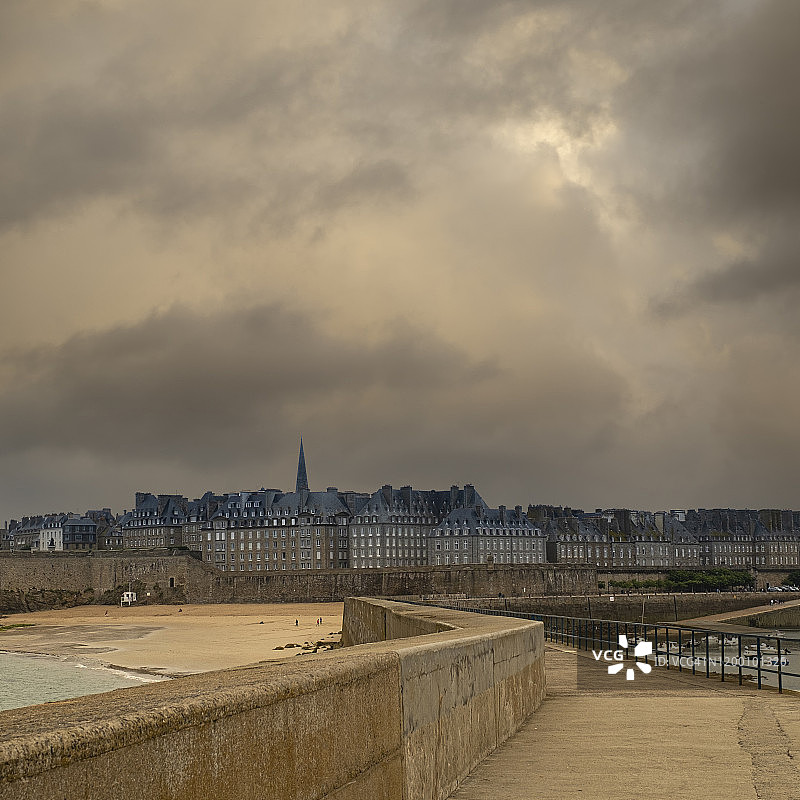 法国布列塔尼圣马洛的阴沉天空图片素材