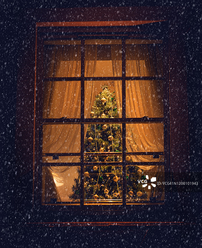 透过客厅窗户看圣诞树图片素材