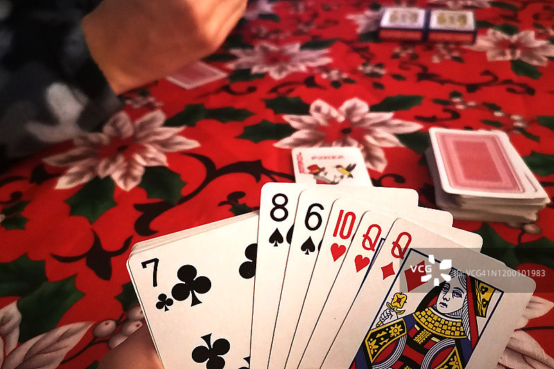 玩纸牌游戏的两人图片素材