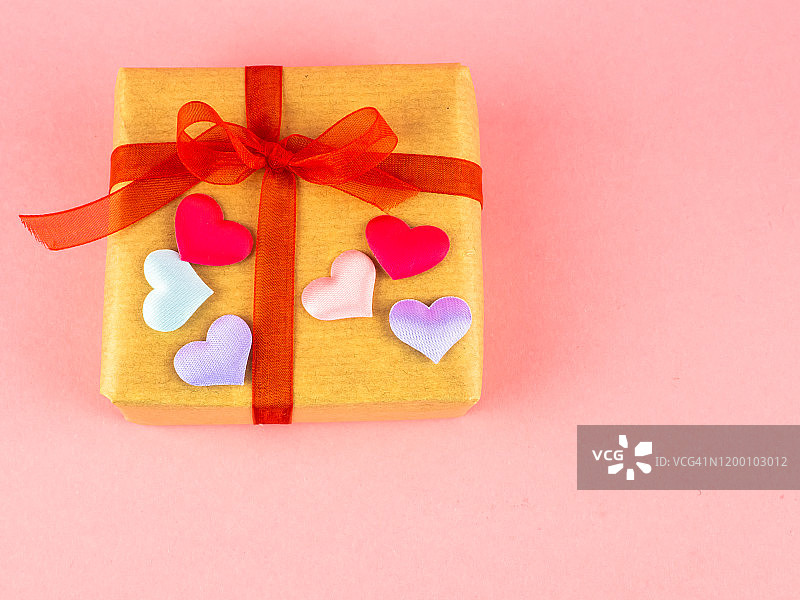 爱与浪漫主义概念：带有丝带、红色蝴蝶结和彩色心形的礼品包装图片素材