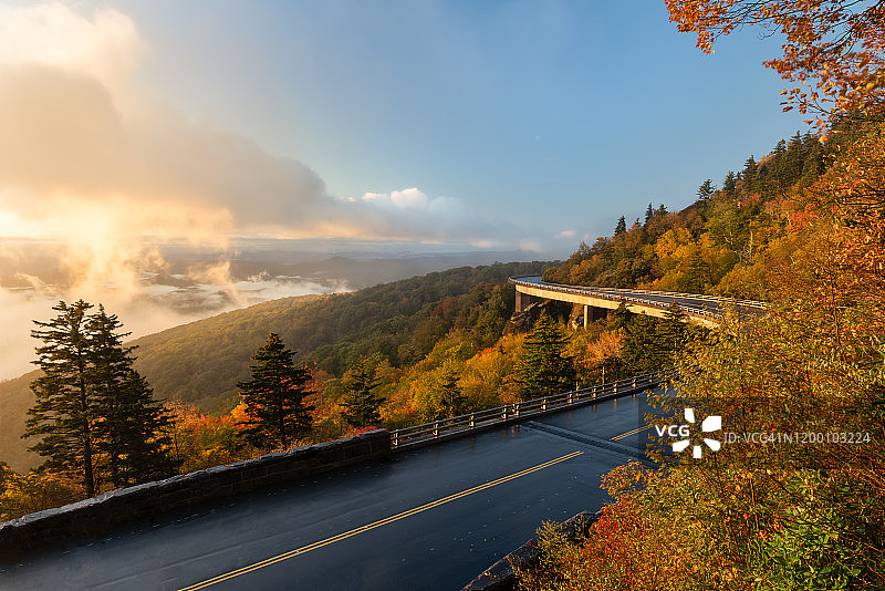 美国北卡罗来纳州蓝岭公园路的林恩峡湾高架桥图片素材