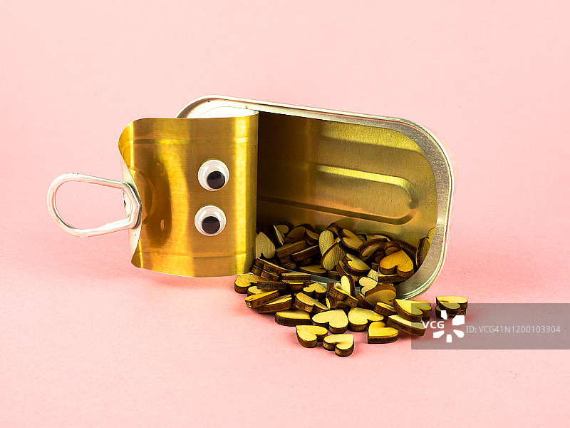 爱与浪漫主义概念：装满木制爱心的带眼睛的敞开的罐头图片素材