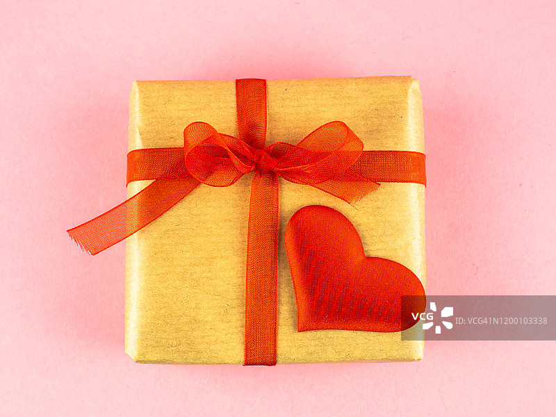 爱情与浪漫主义概念，带丝带和红色蝴蝶结的礼品包装盒，以及一颗红心图片素材