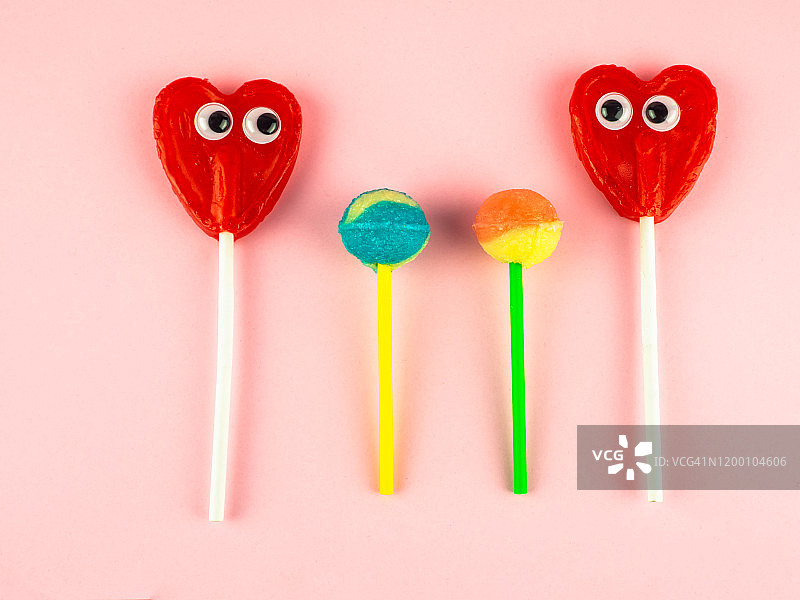 爱与家庭概念：两颗红心棒棒糖图片素材