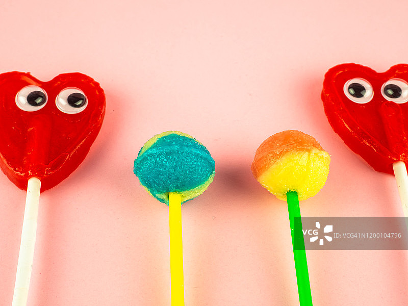爱与家庭概念：两颗红心棒棒糖图片素材