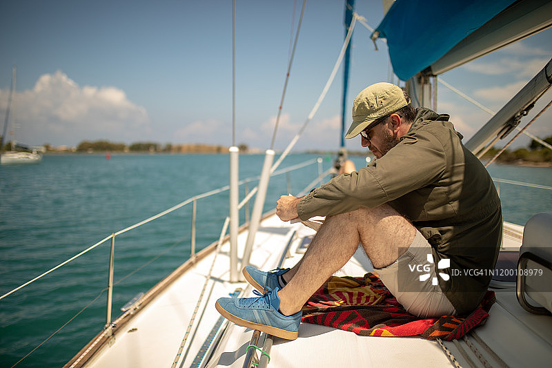 男人在帆船上读书图片素材
