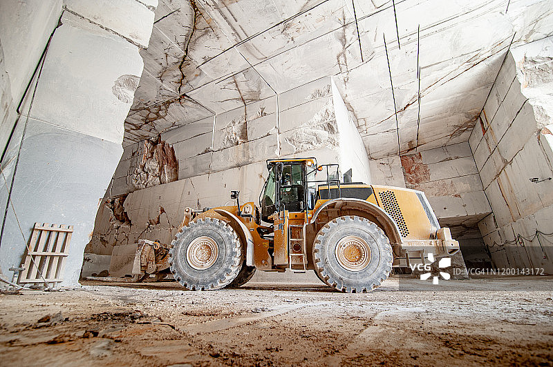 用于大理石采石场的推土机，用于挖掘和运输重型石块图片素材
