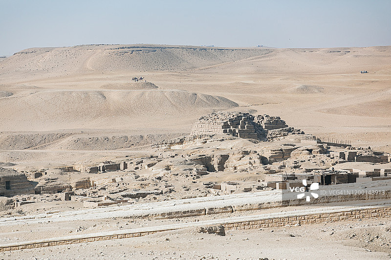 开罗沙漠中金字塔的周边环境图片素材