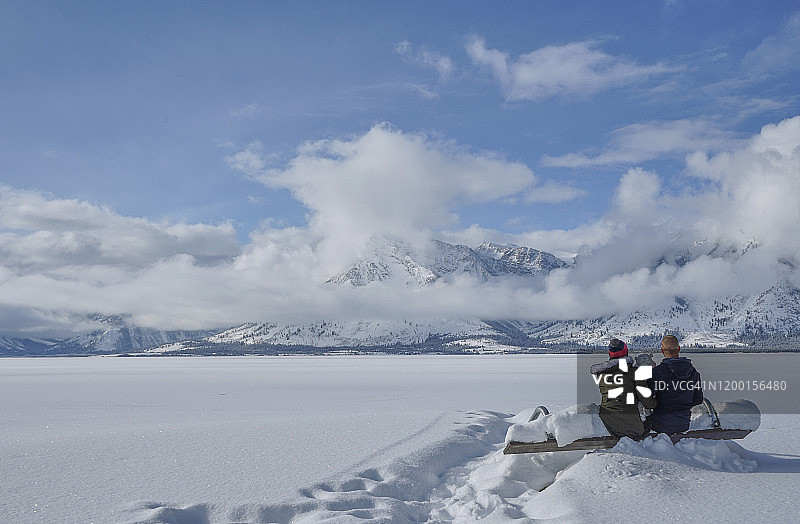 在黄石国家公园大提顿国家公园圣诞节的杰克逊湖边的一家人图片素材