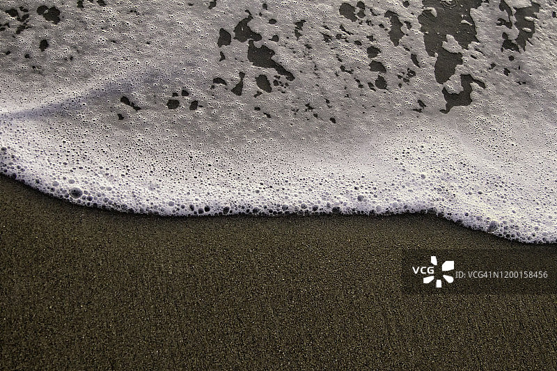 佛罗里达州东部海滩上的海浪与沙滩图片素材