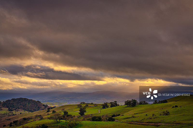 阳光洒在沿海山谷上图片素材