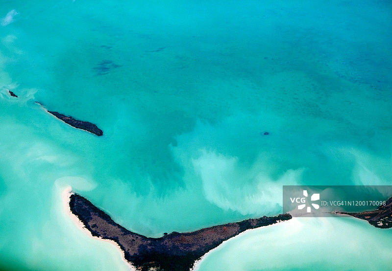 阳光明媚的日子里飞越佛罗里达群岛图片素材