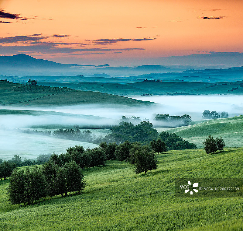 意大利锡耶纳省托斯卡纳的黎明图片素材