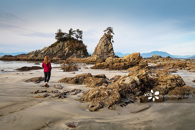 徒步旅行的女人图片素材