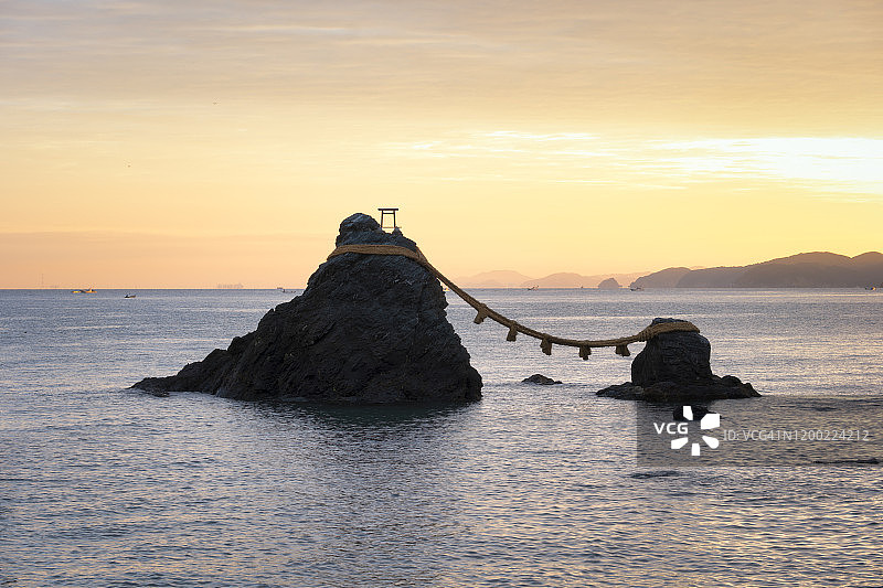 日出时的夫妇岩图片素材