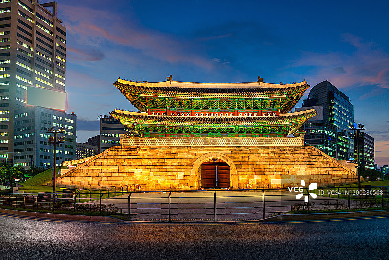 韩国首尔南大门夜景图片素材