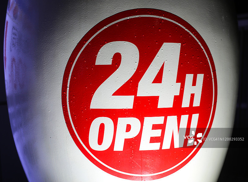 24小时营业雨夜招牌图片素材