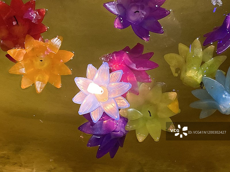 水灯节期间漂浮在水中的彩色花蜡烛，泰国清迈。图片素材