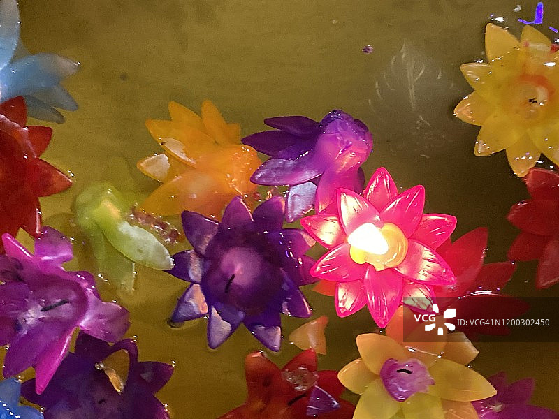 水灯节期间漂浮在水中的彩色花蜡烛，泰国清迈。图片素材