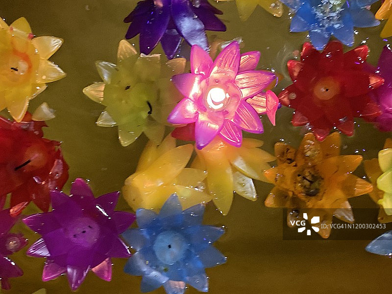 水灯节期间漂浮在水中的彩色花蜡烛，泰国清迈。图片素材