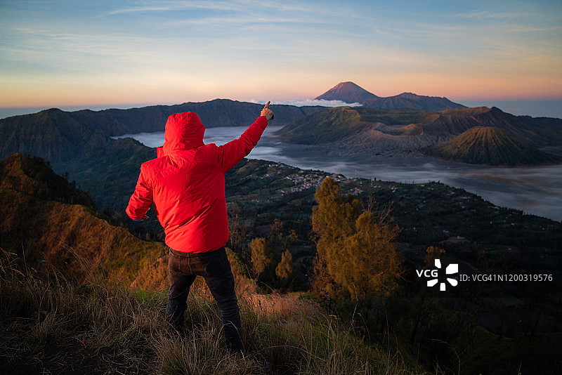 游客在印度尼西亚爪哇岛的布罗莫火山观景点欣赏日出时的山际线图片素材