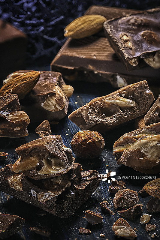 杏仁和榛子巧克力块的特写：蓝色乡村风格图片素材