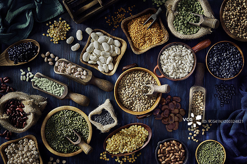 乡村木桌上各种干豆的低调俯视图图片素材