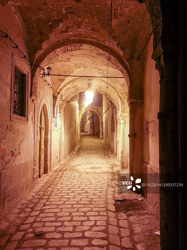 突尼斯老城区的隧道图片素材