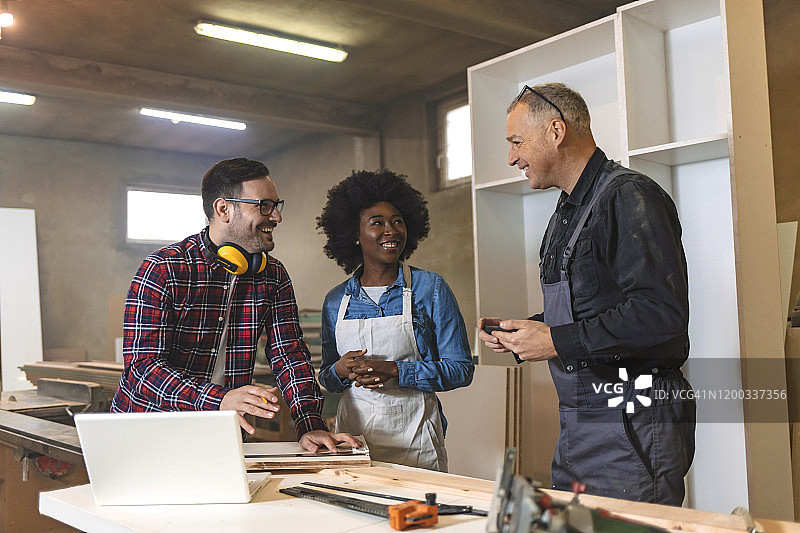控制团队的女工程师图片素材