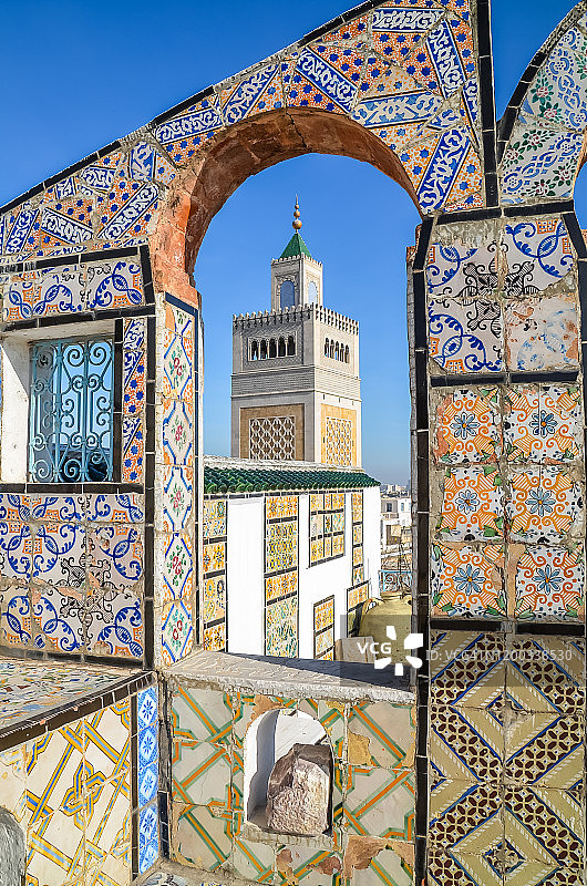 瓷砖墙壁和清真寺的宣礼塔图片素材